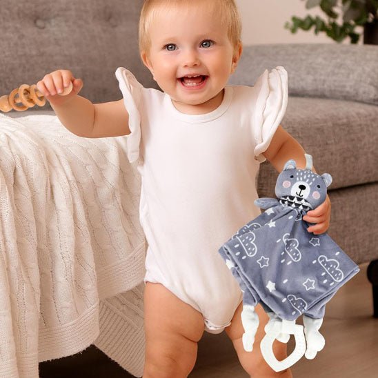 petit fille avec le doudou foxy ours