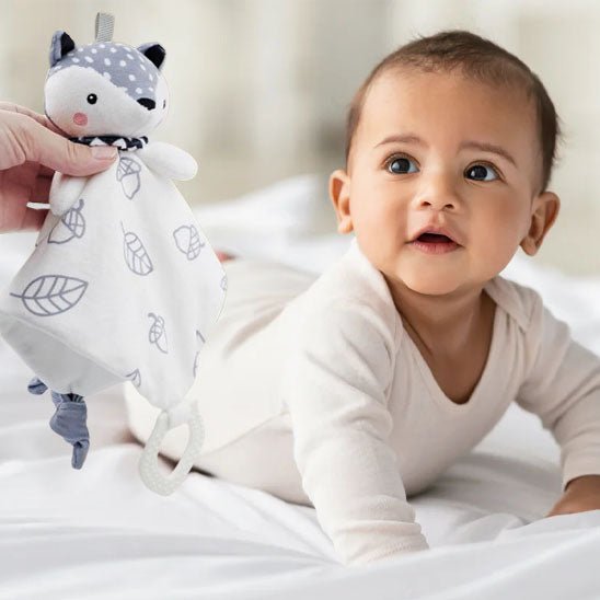 bébé avec le doudou foxy renard
