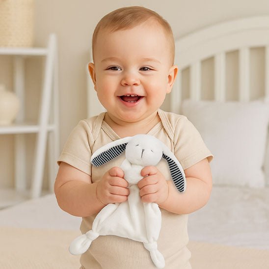 bébé souriant avec le doudou lapin lovely