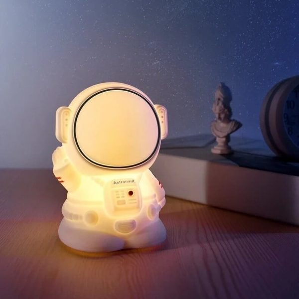 la douce luminosité de la veilleuse astronaute tomy