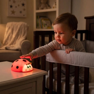Veilleuse bébé coccinelle touché par un enfant dans son lit
