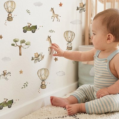 Bébé caresse les animaux de ses Stickers muraux 