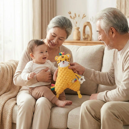 bébé chez papi et mamie avec son doudou tigre