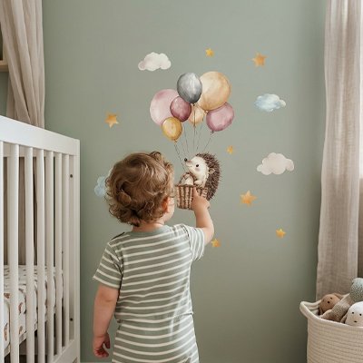 Bébé découvre ses Stickers muraux que maman a installé