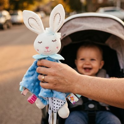 Bébé est content de voir Lapin doudou bleu