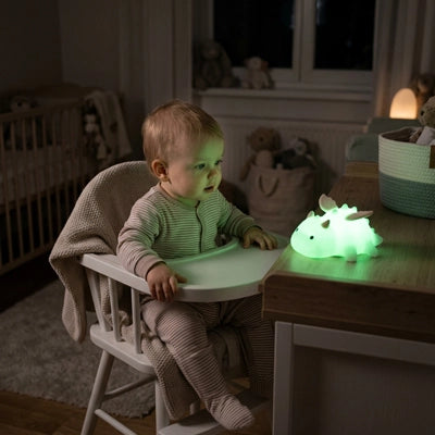bébé observe veilleuse bébé dragon allumée 