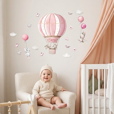 Bébé pris en photo devant les nouveaux Stickers muraux chambre 