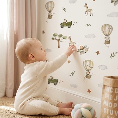 Bébé regarde les animaux de la savane sur les Stickers muraux 