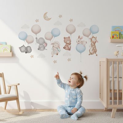 Bébé regarde les animaux de ses Stickers muraux  