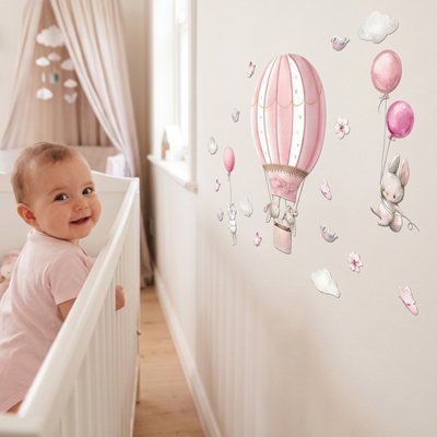 Bébé regarde les nouveaux Stickers muraux chambre 