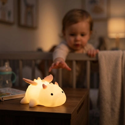Bébé veut attraper veilleuse bébé dragon