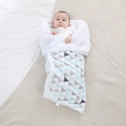 emmaillotage avec la couverture bebe geometric