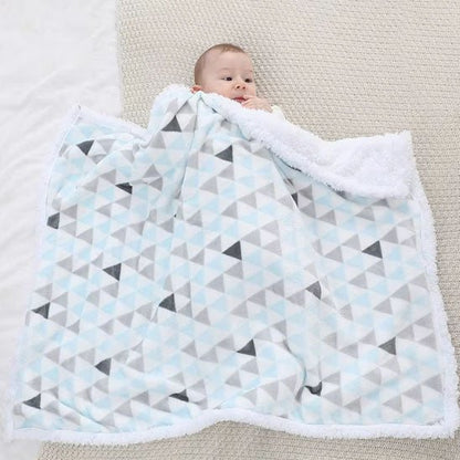 enfant etendue sous la couverture bebe geometric
