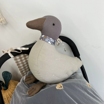 présentation du doudou bebe canard à la tête foncé