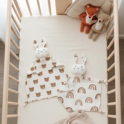 Doudou lapin installé sur le lit de bébé