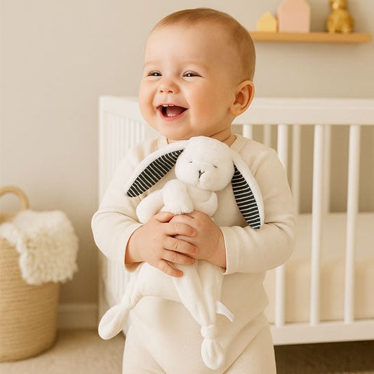 doudou lapin lovely dans les bras du bébé
