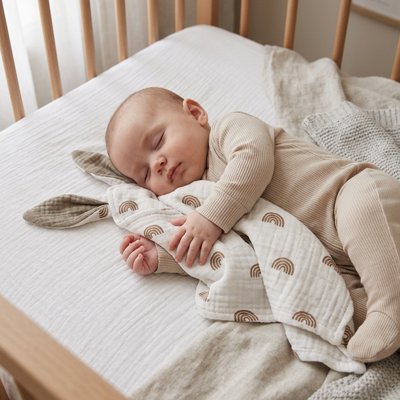 Doudou qui apporte la sérénité au sommeil de bébé