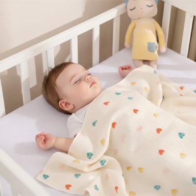 Enfant endormie sous sa Couverture bébé 
