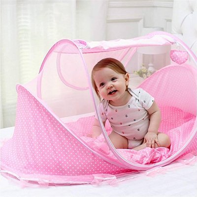 Lit moustiquaire bebe SleepSafe rose enfant souriant
