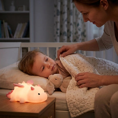 maman borde enfant avec veilleuse bébé dragon allumée