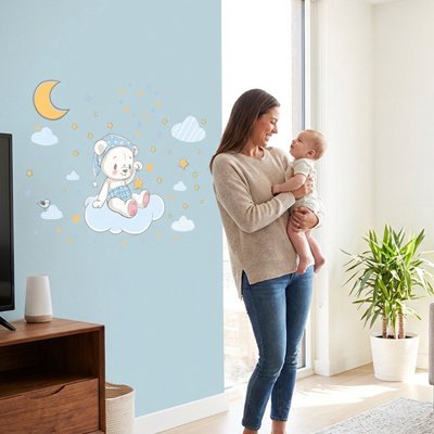 Maman et bébé devant les Stickers muraux chambre 