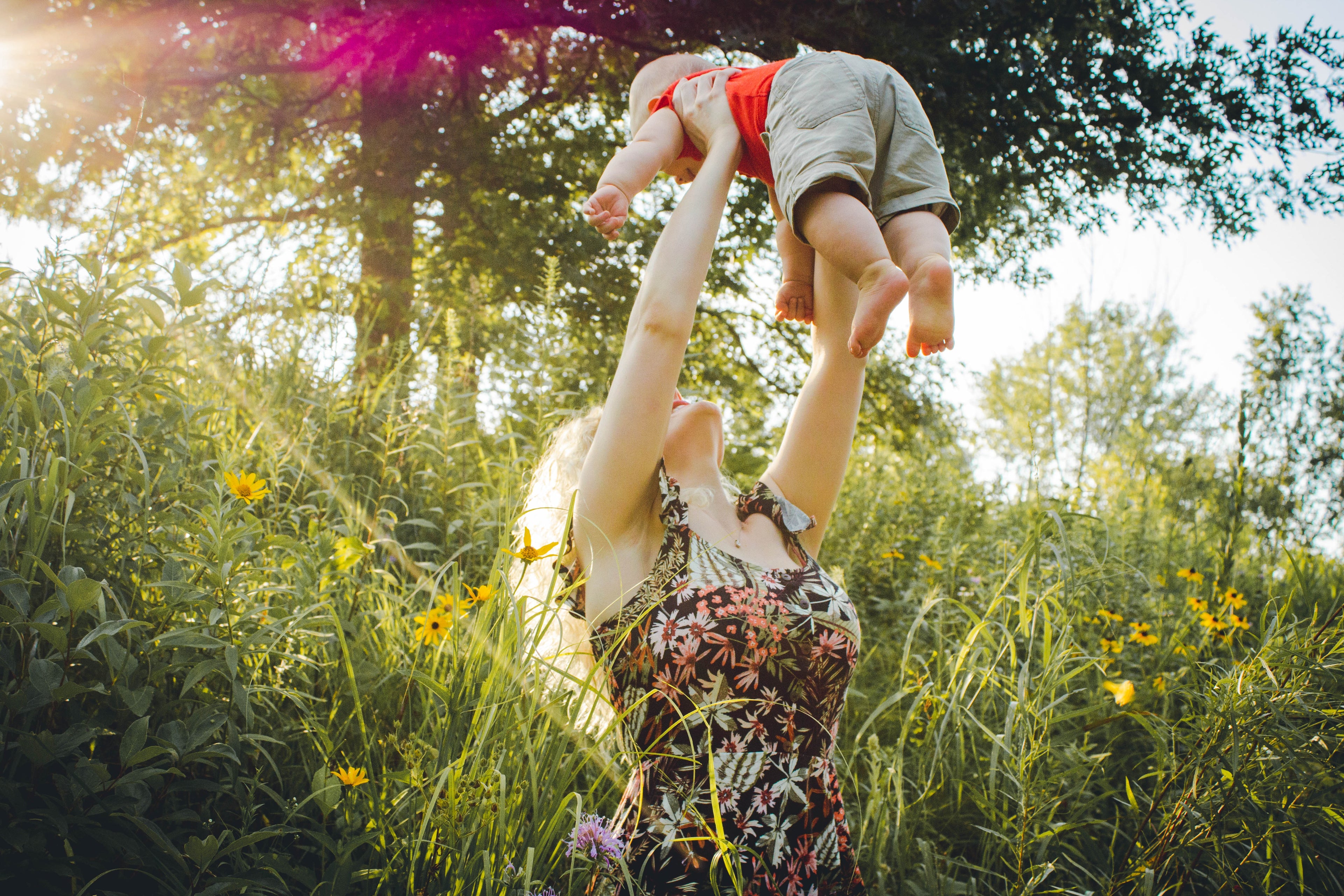 maman heureuse avec son bébé