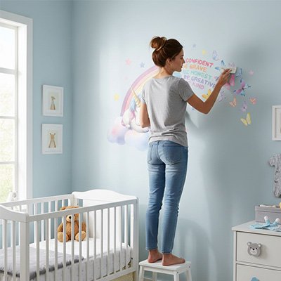 Maman installe facilement les Stickers muraux licorne