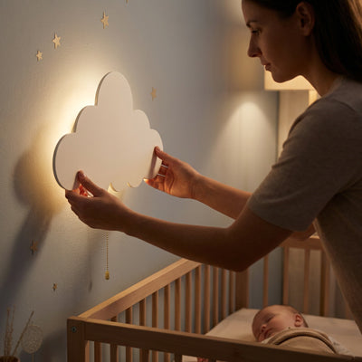 maman installe veilleuse murale nuage