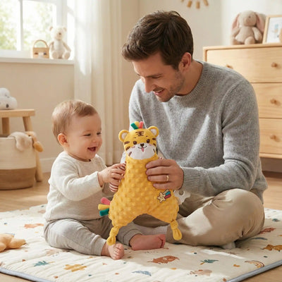 papa et bébé jouent avec doudou tigre