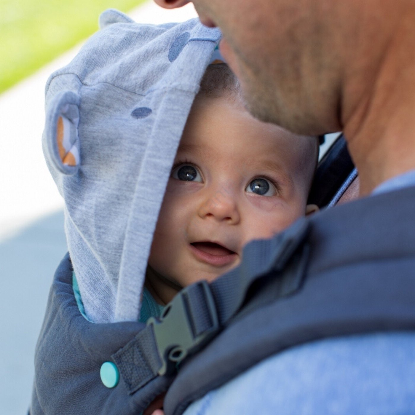 porte-bébé-physiologique-regard-papa