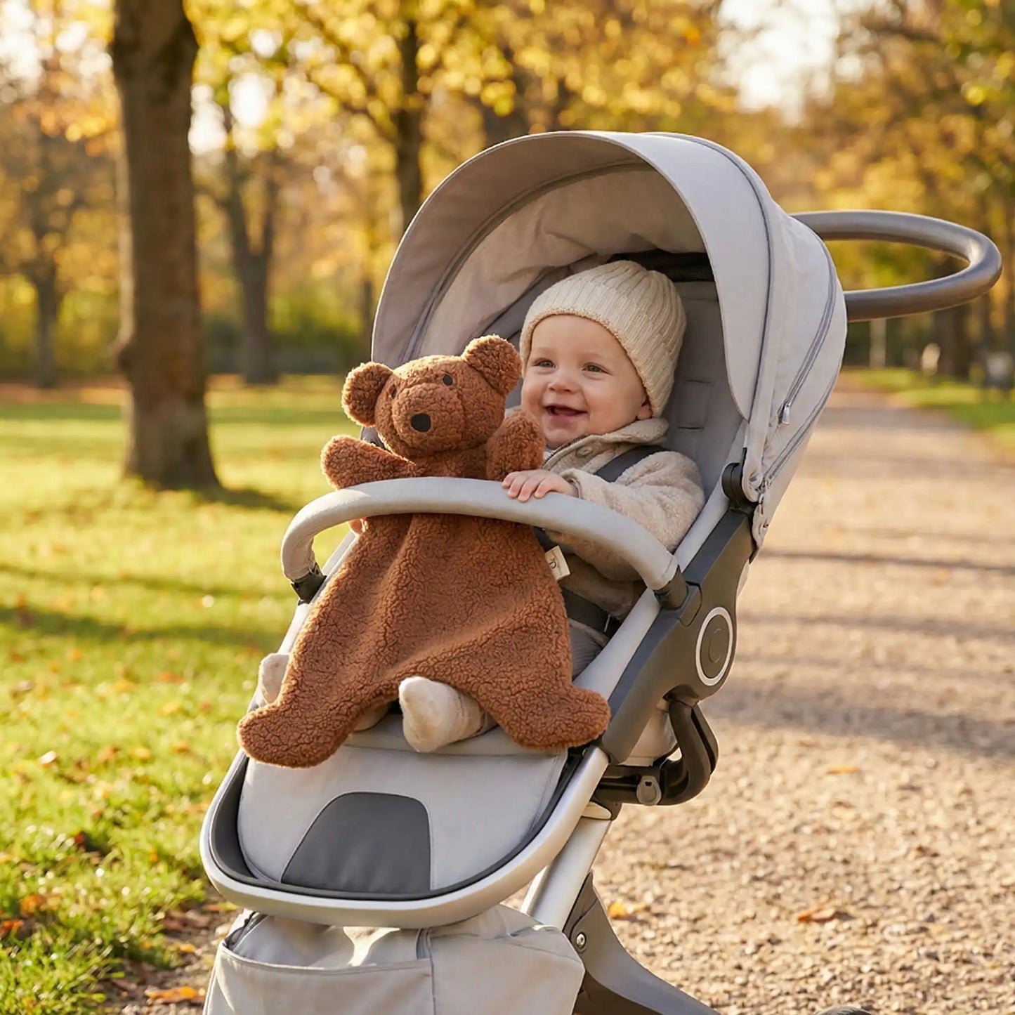 Promenade en poussette avec le doudou plat