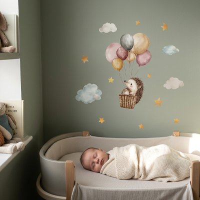Stickers muraux dans la chambre de bébé endormi