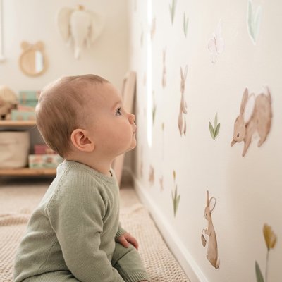 Stickers muraux enfant qui captent l'attention d'un bébé