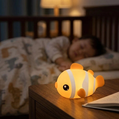 veilleuse bébé poisson allumée avec enfant endormie
