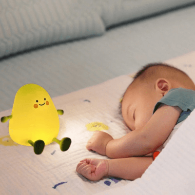 bébé dormant au côté de sa veilleuse pour bebe