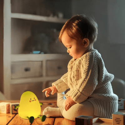 petite fille jouant avec la veilleuse pour bebe